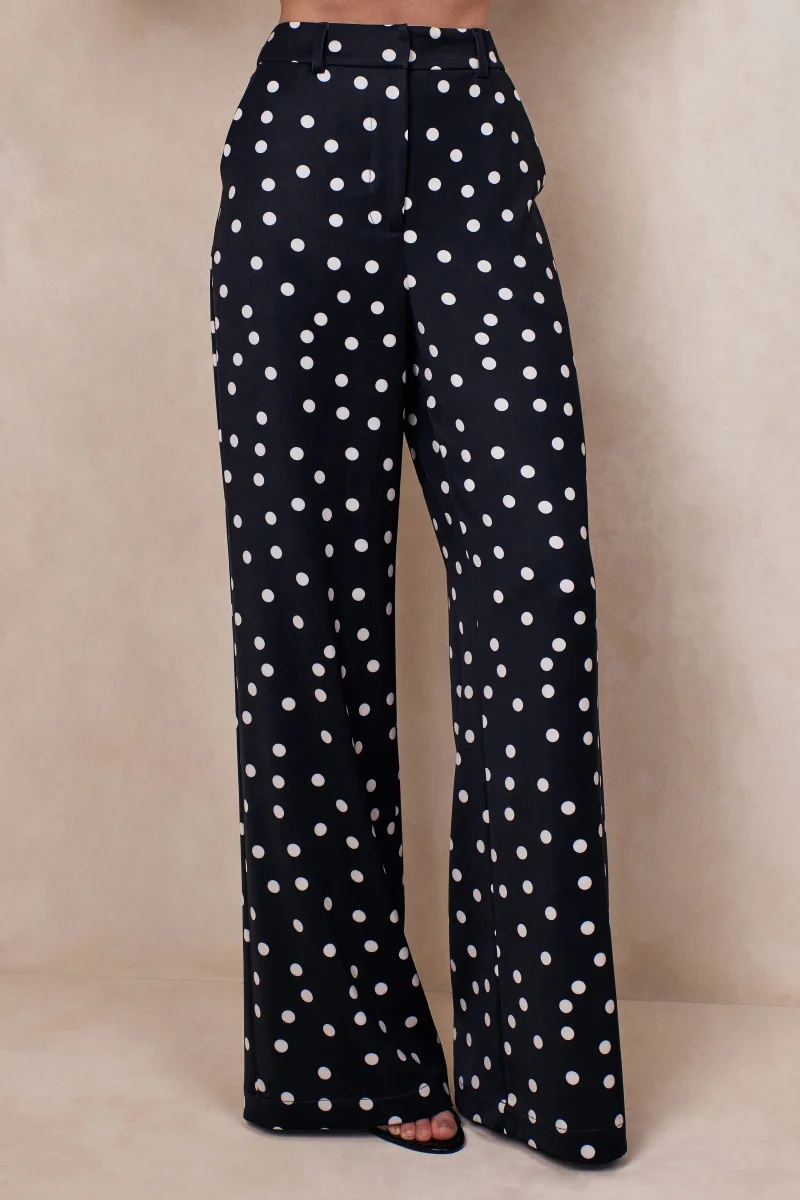 Seloria | Pantalón de pierna ancha en satén blanco y negro con estampado de lunares - Imagen 4