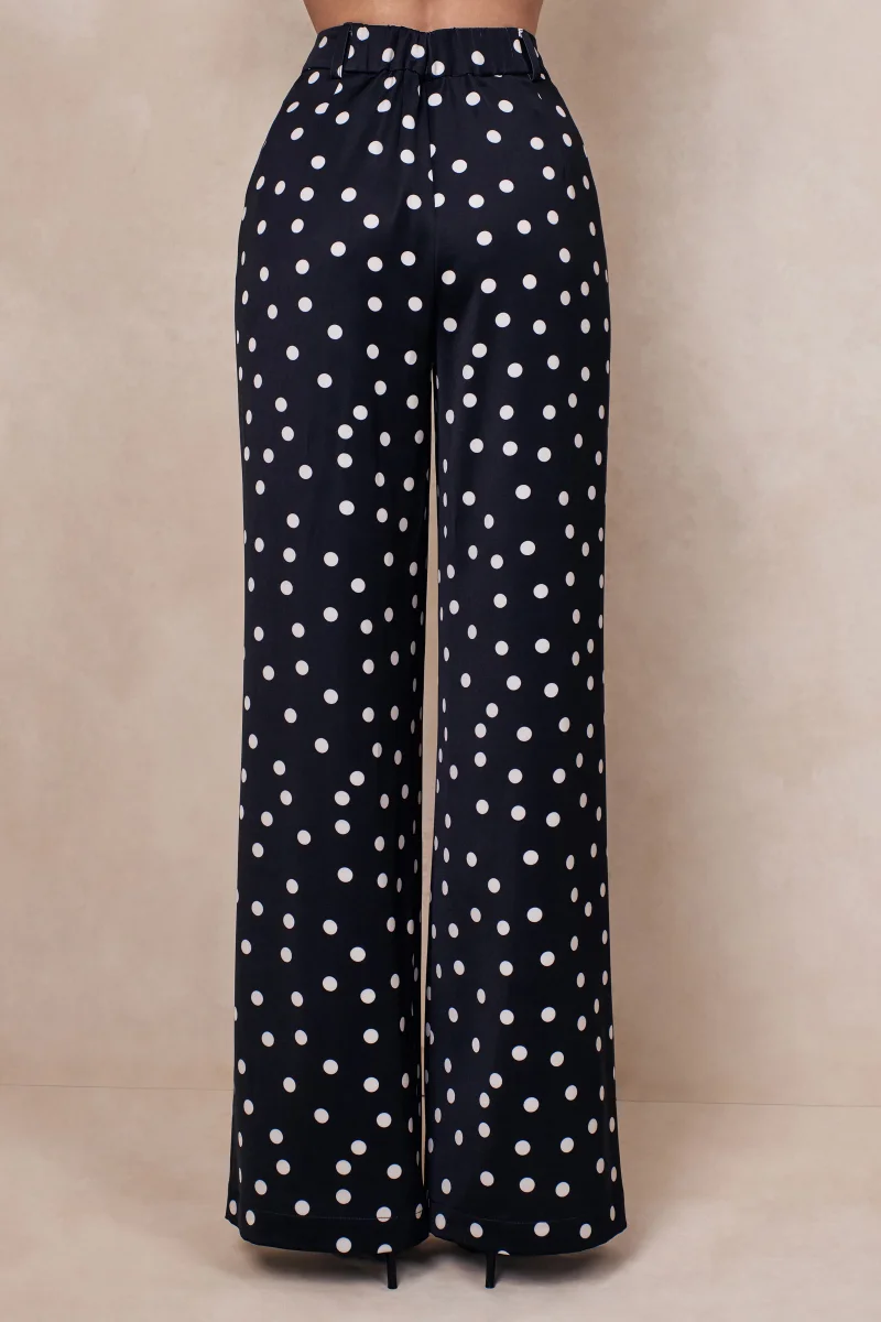 Seloria | Pantalón de pierna ancha en satén blanco y negro con estampado de lunares - Imagen 5