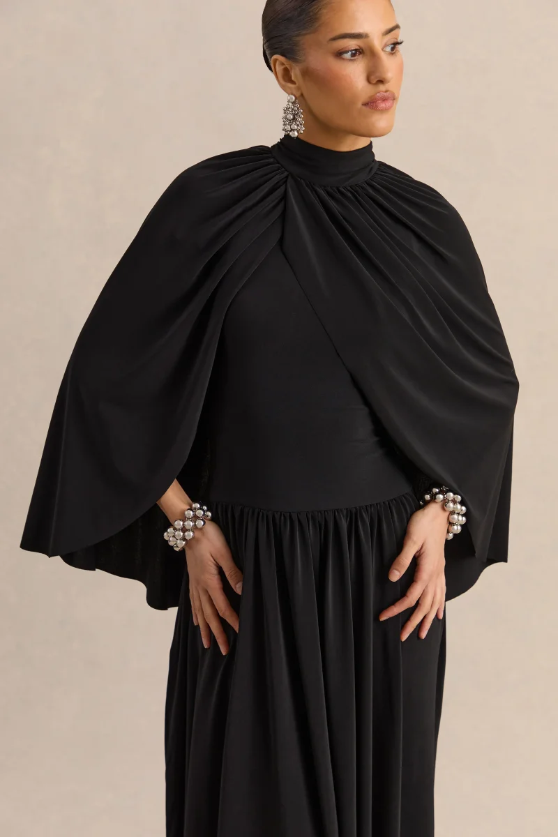Honora | Vestido Midi Negro de Cuello Alto con Mangas Tipo Capa - Imagen 5