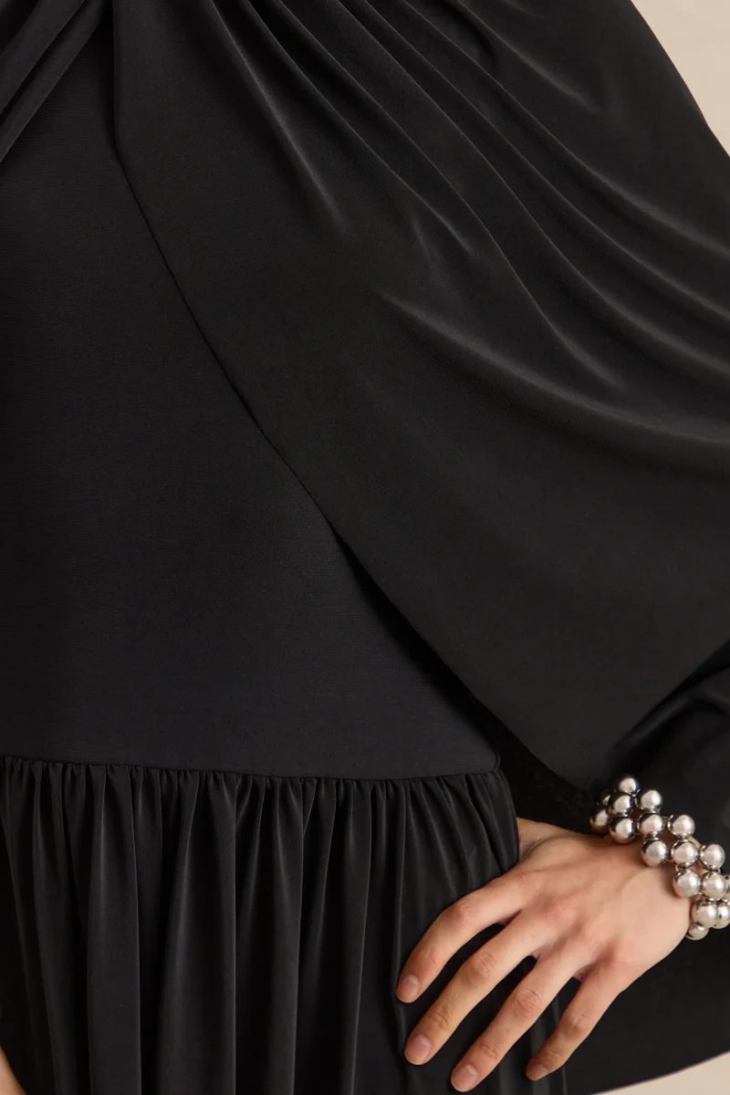 Honora | Vestido Midi Negro de Cuello Alto con Mangas Tipo Capa - Imagen 8
