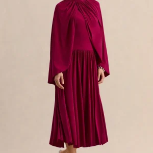 Honora | Vestido midi burdeos de escote alto con mangas tipo capa