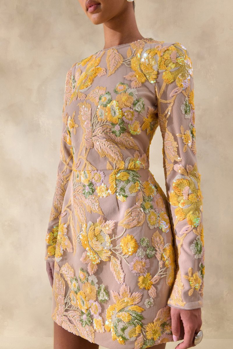 Merdia | Vestido Corto Amarillo Con Bordado Floral Y Cuello Redondo - Imagen 4