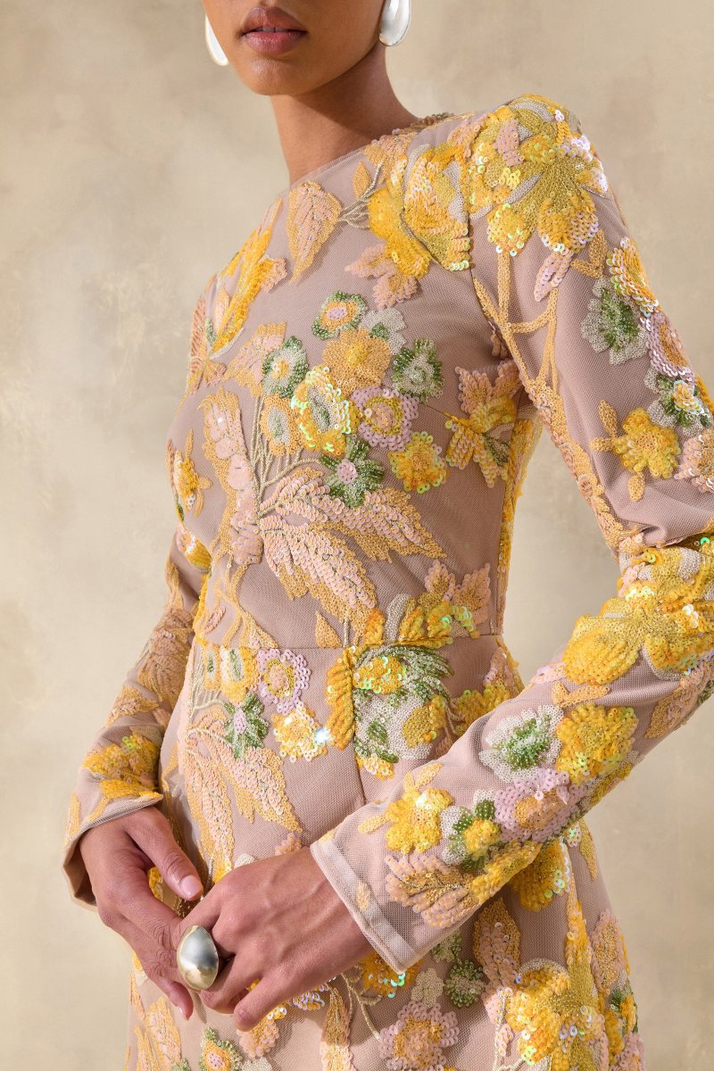 Merdia | Vestido Corto Amarillo Con Bordado Floral Y Cuello Redondo - Imagen 9