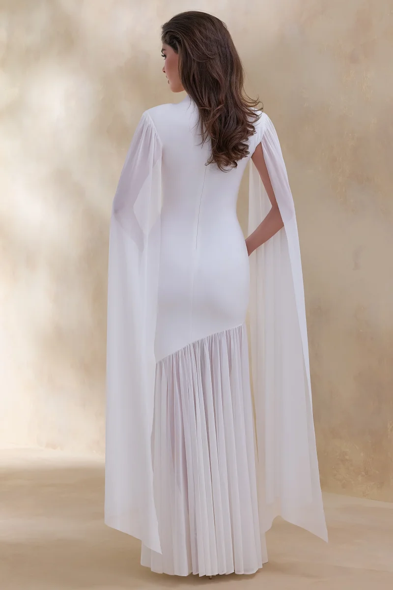 Chantelle | Vestido largo de cuello alto en blanco con cintura caída y mangas tipo capa - Imagen 3