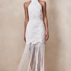 Skylar | Vestido Largo de encaje blanco con escote halter, espalda descubierta, corte sirena y detalle de lazo