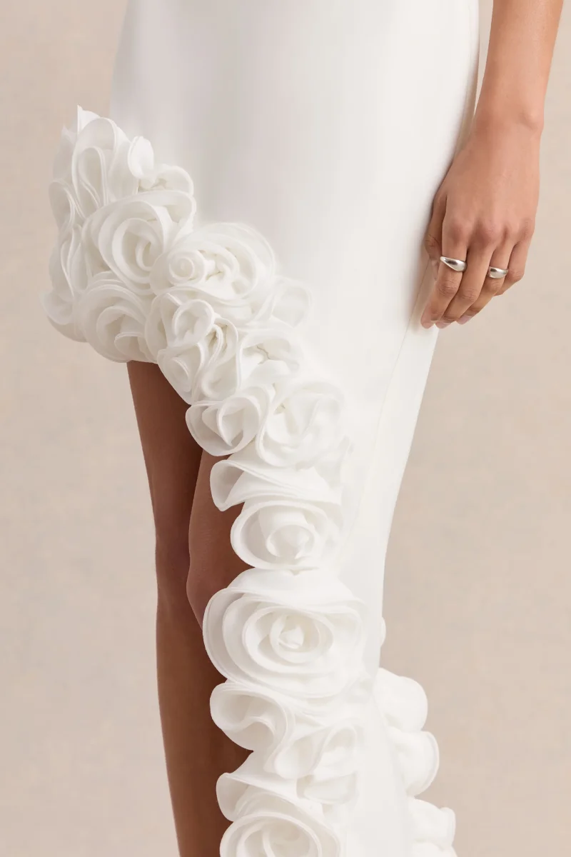Indira | Vestido Largo Blanco Con Escote Halter Y Dobladillo Floral Asimétrico - Imagen 6