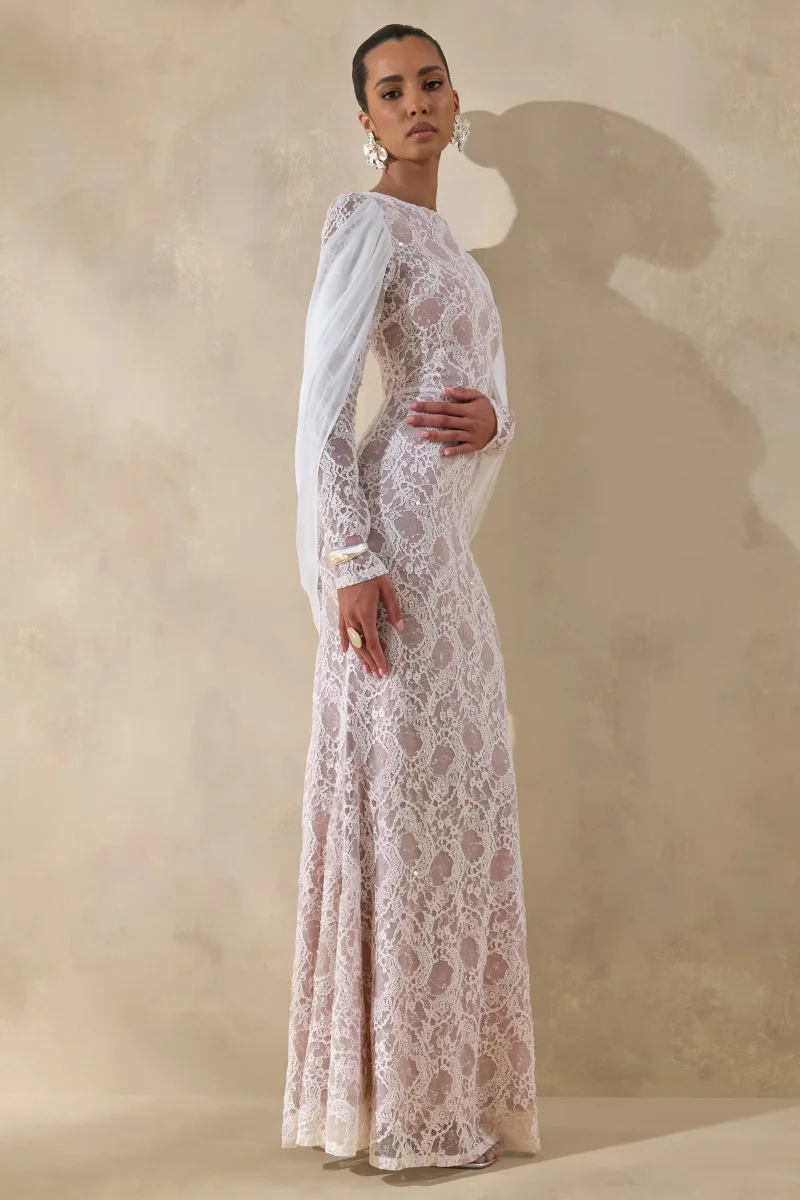 Nabina | Vestido Largo Blanco De Encaje Con Escote Redondo Y Espalda Drapada - Imagen 7
