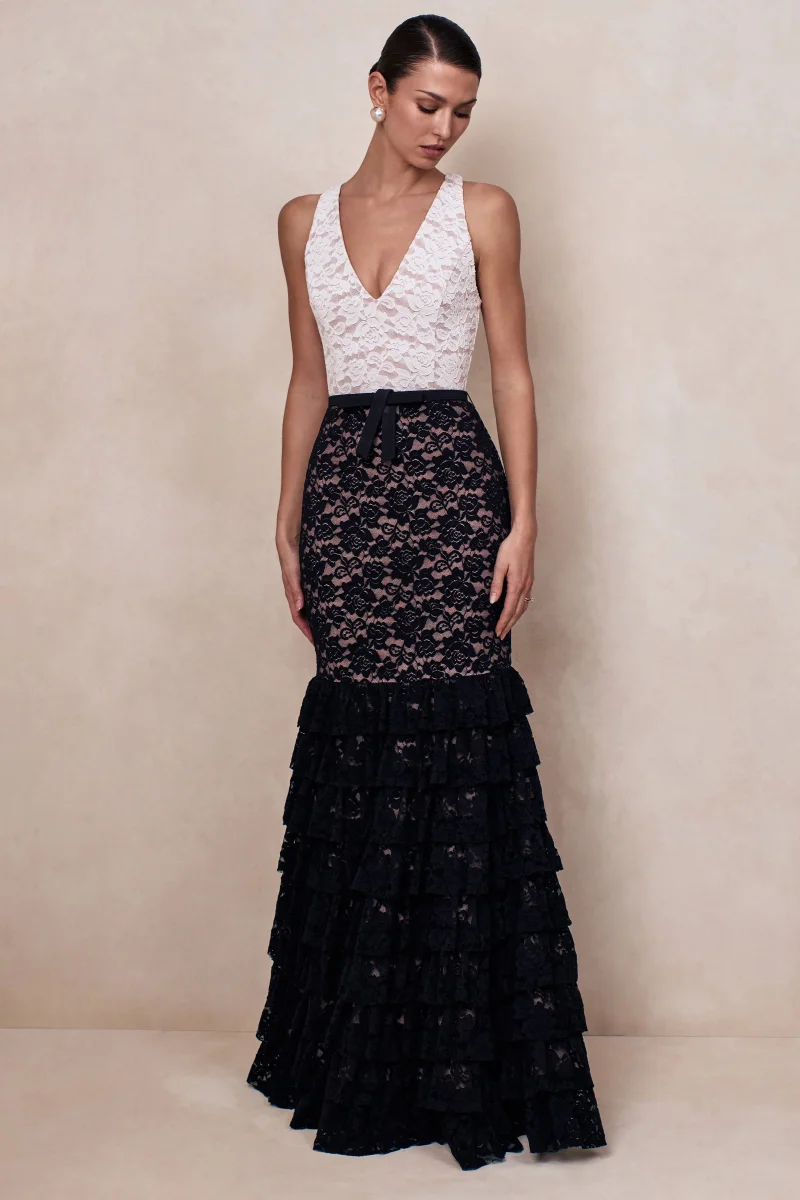 Isoria | Vestido Largo de encaje blanco y negro con escote halter y cinturón con lazo ajustable - Imagen 7