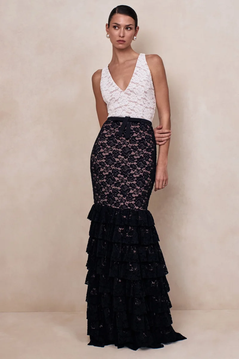 Isoria | Vestido Largo de encaje blanco y negro con escote halter y cinturón con lazo ajustable