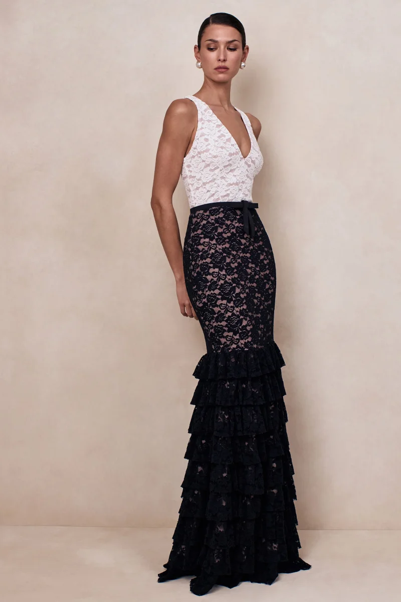 Isoria | Vestido Largo de encaje blanco y negro con escote halter y cinturón con lazo ajustable - Imagen 6