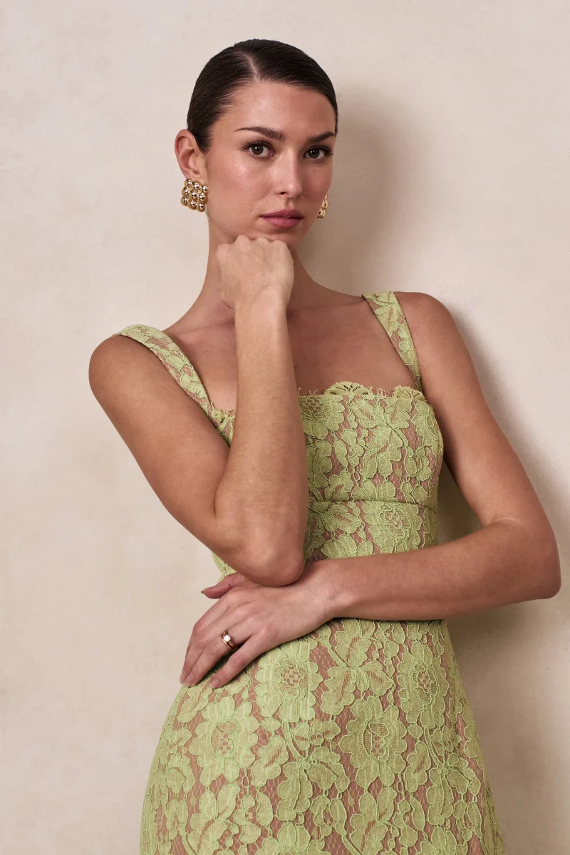 Zarisse | Vestido Largo de Encaje Verde con Escote Cuadrado - Imagen 8