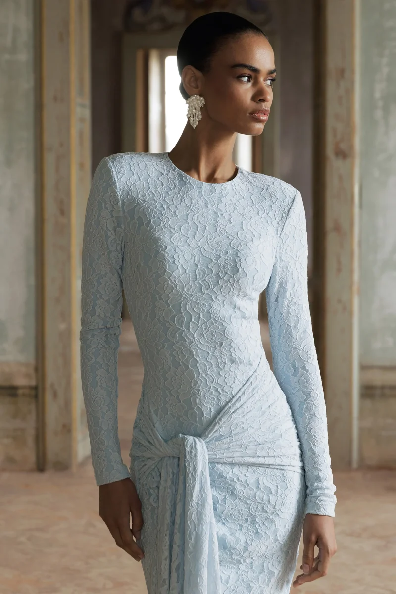 Evangela | Vestido Largo de Encaje Azul Polvo con Escote Redondo y Detalle Anudado - Imagen 3