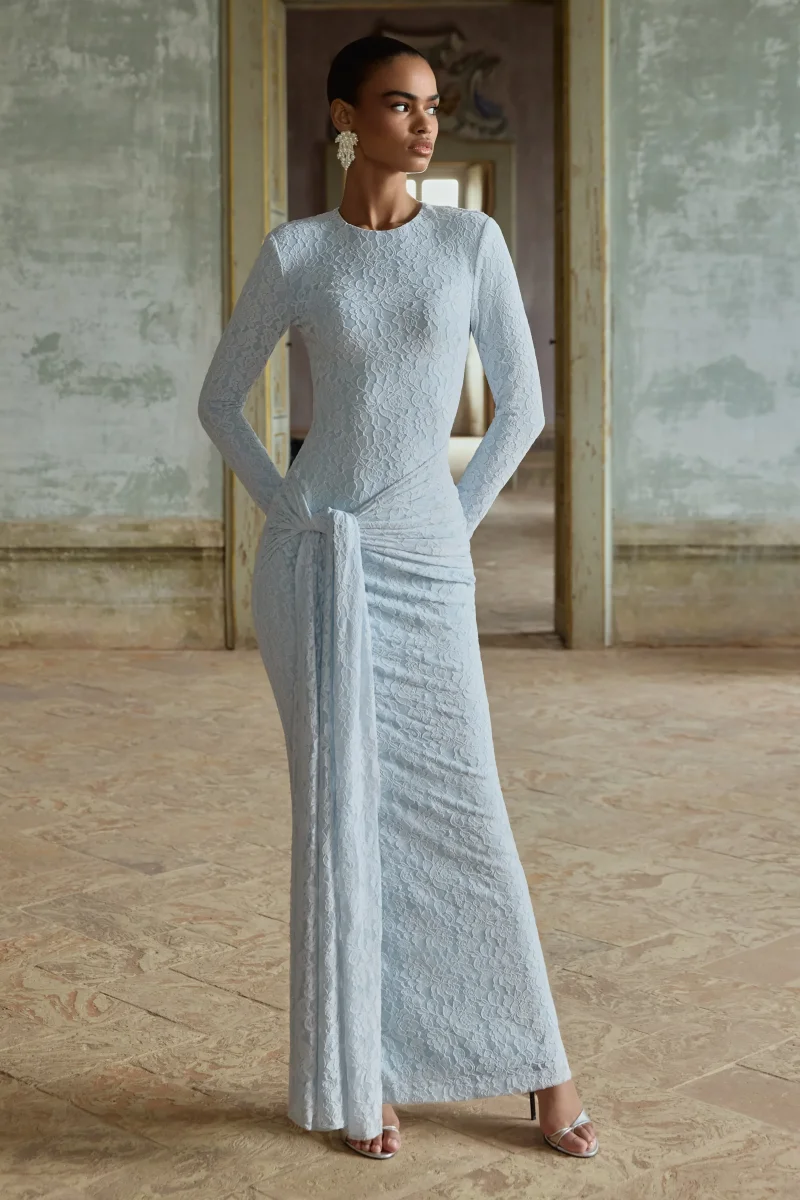 Evangela | Vestido Largo de Encaje Azul Polvo con Escote Redondo y Detalle Anudado - Imagen 2