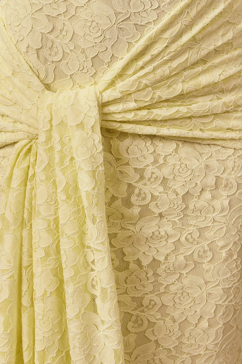 Evangela | Vestido Largo de Encaje Limón con Escote Redondo y Detalle Anudado - Imagen 7