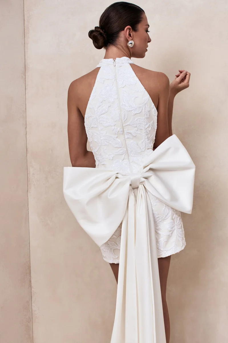 Dreamer | Vestido corto de encaje blanco con escote halter y detalle de lazo oversized - Imagen 5