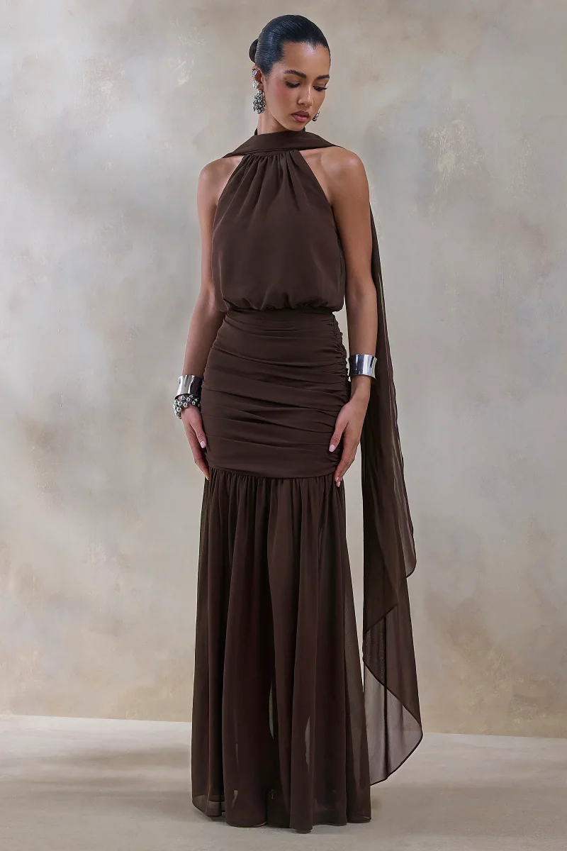 Veronique | Vestido largo marrón con escote halter - Imagen 6