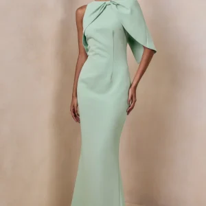 Quira | Vestido Largo Menta con Escote Asimétrico y Manga Capa