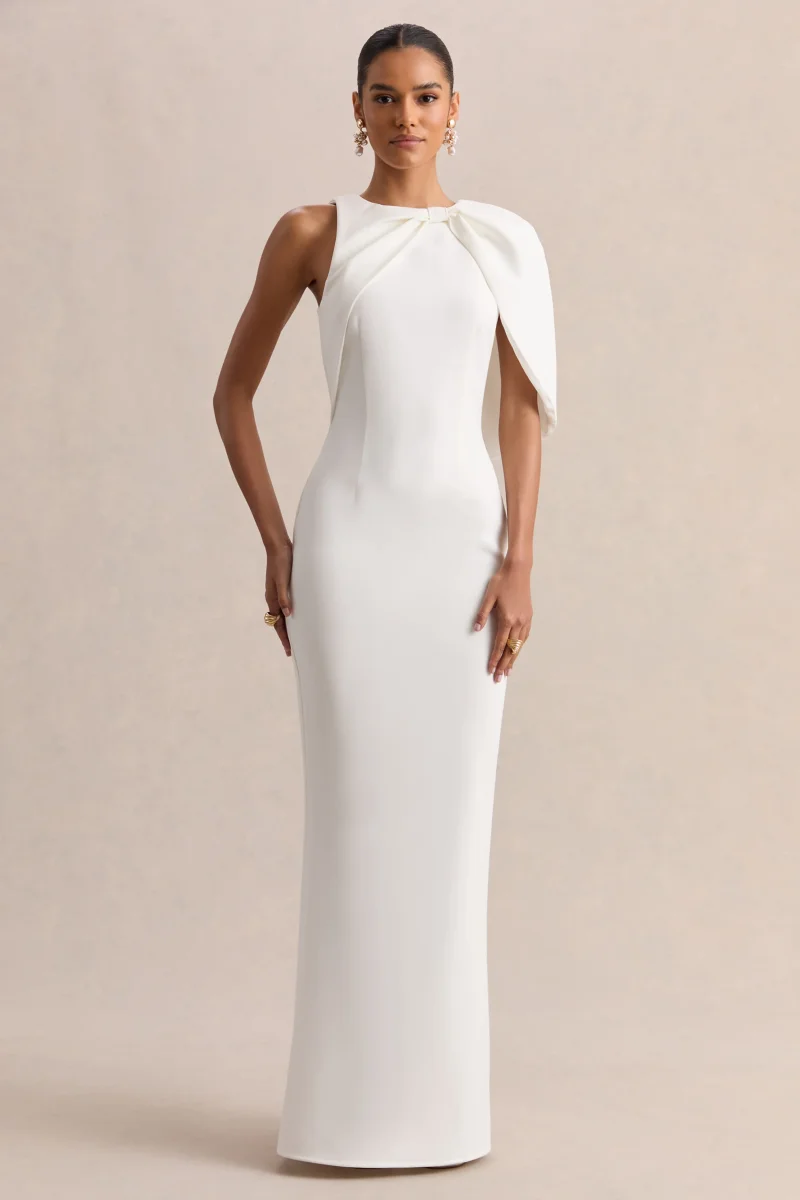 Quira | Vestido Largo Blanco Con Escote Asimétrico Y Manga Capa - Imagen 2
