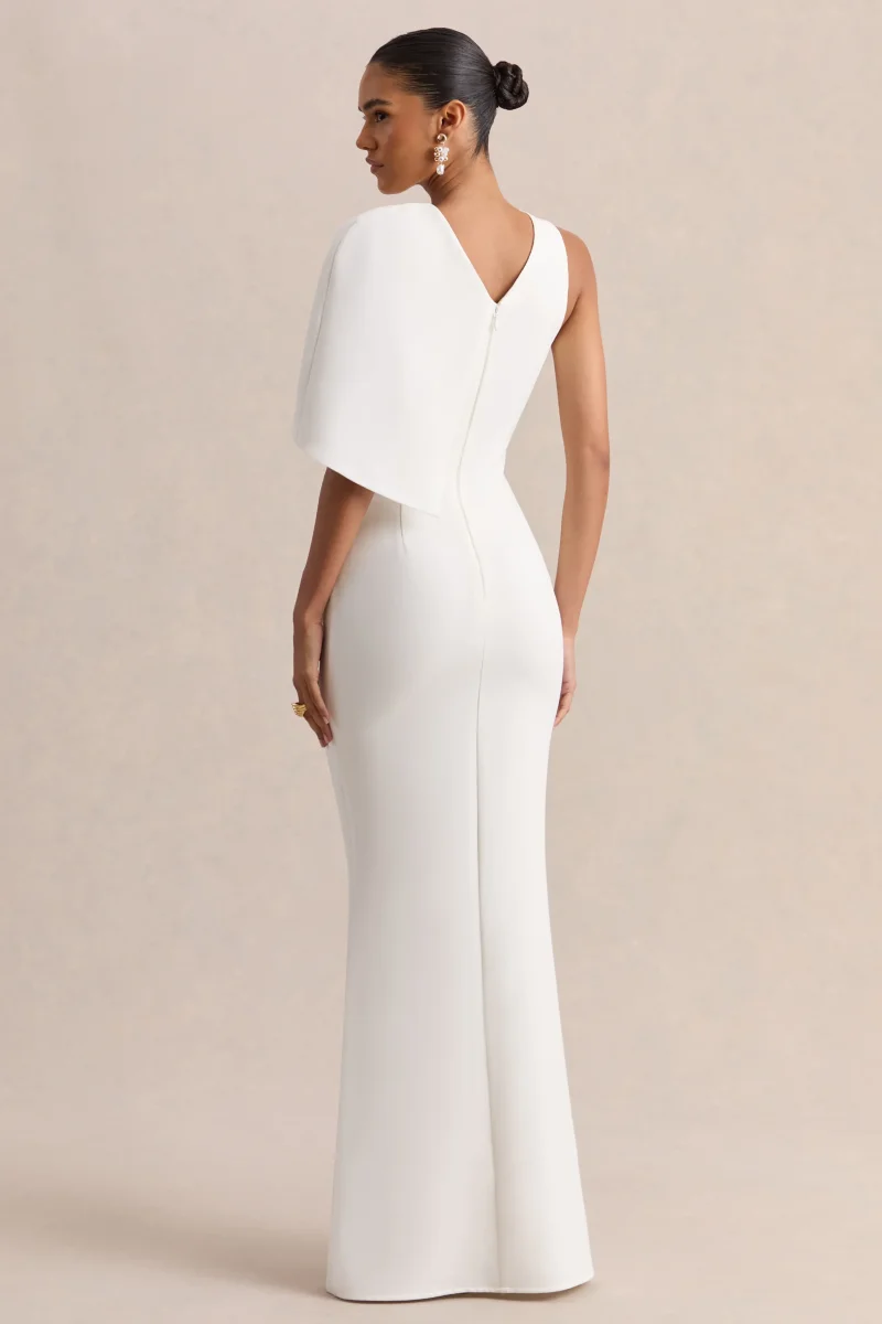Quira | Vestido Largo Blanco Con Escote Asimétrico Y Manga Capa - Imagen 3