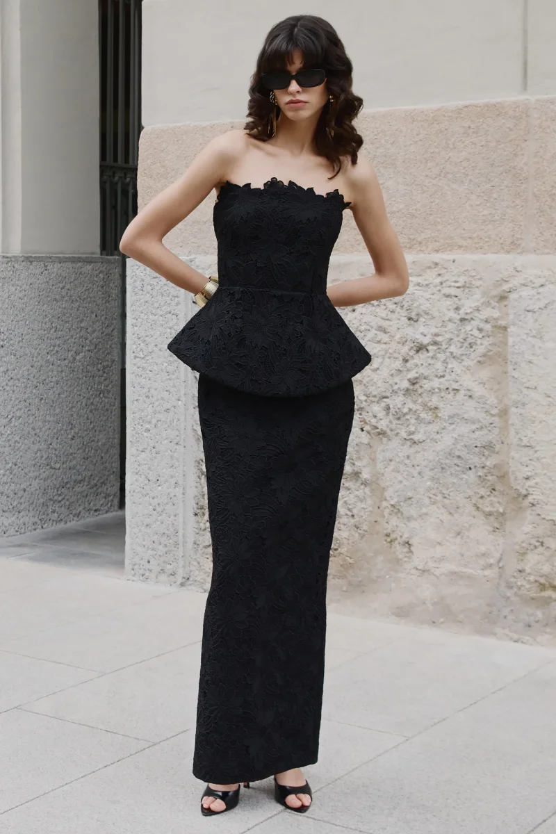 Delvine | Vestido Largo de encaje negro con escote bandeau y corsé