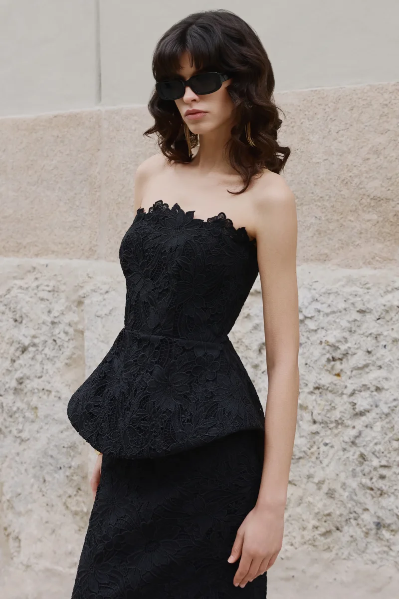 Delvine | Vestido Largo de encaje negro con escote bandeau y corsé - Imagen 3