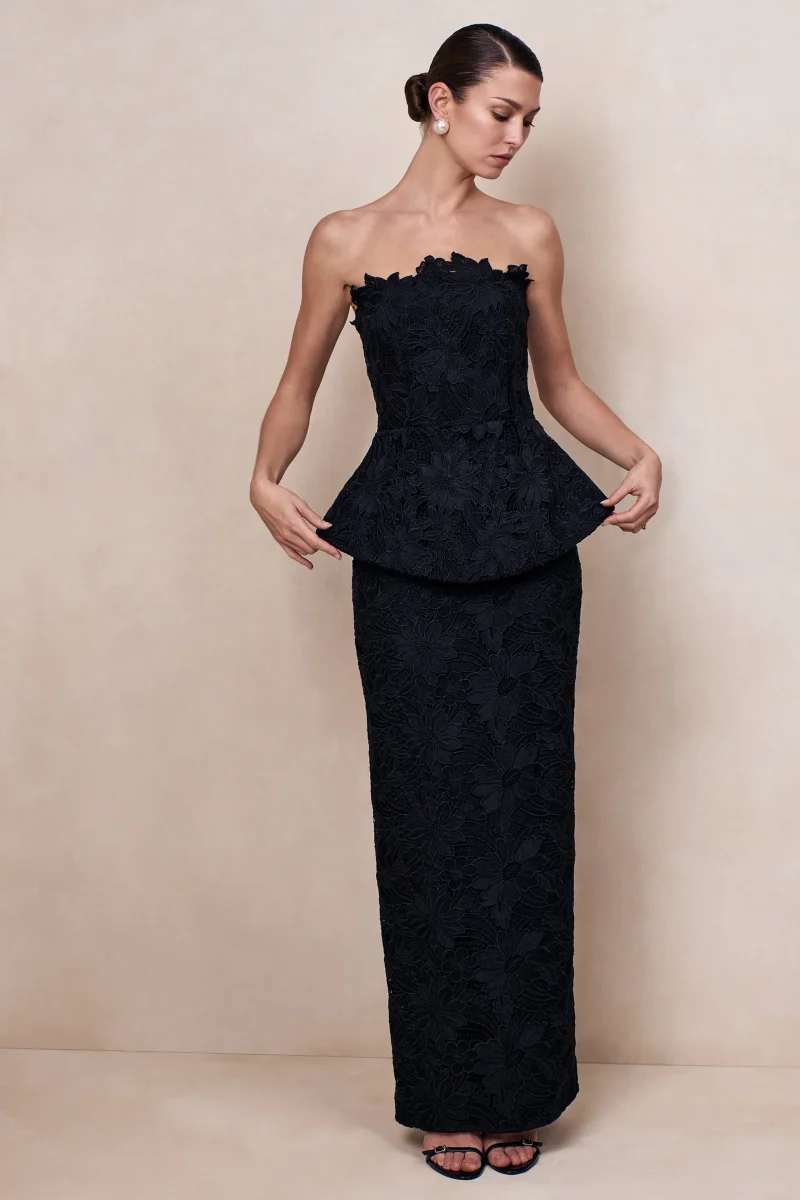 Delvine | Vestido Largo de encaje negro con escote bandeau y corsé - Imagen 7