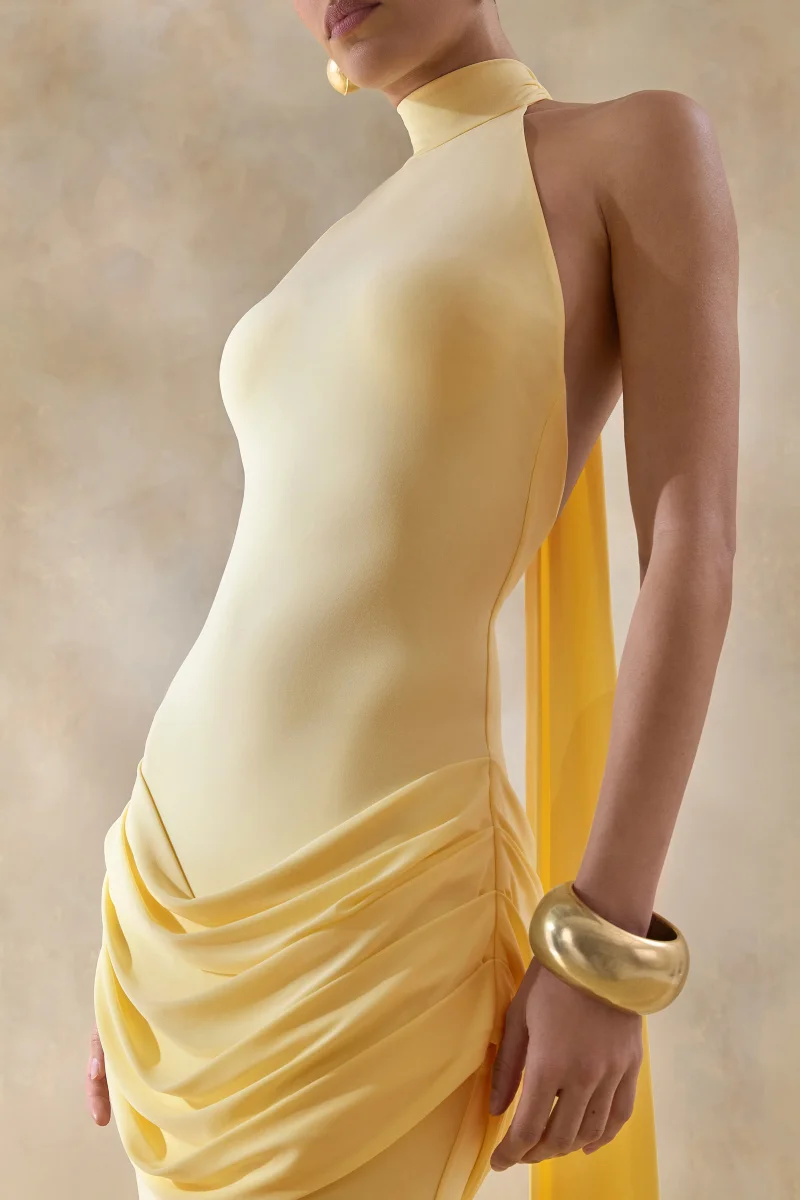 Daisy | Vestido Largo Limón Con Escote Halter Y Detalle Drapeado - Imagen 4