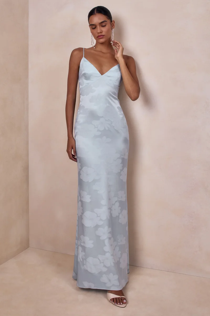 Carelle | Vestido Largo de Satén Azul Polvo con Escote en V Profundo y Cintura Asimétrica - Imagen 9