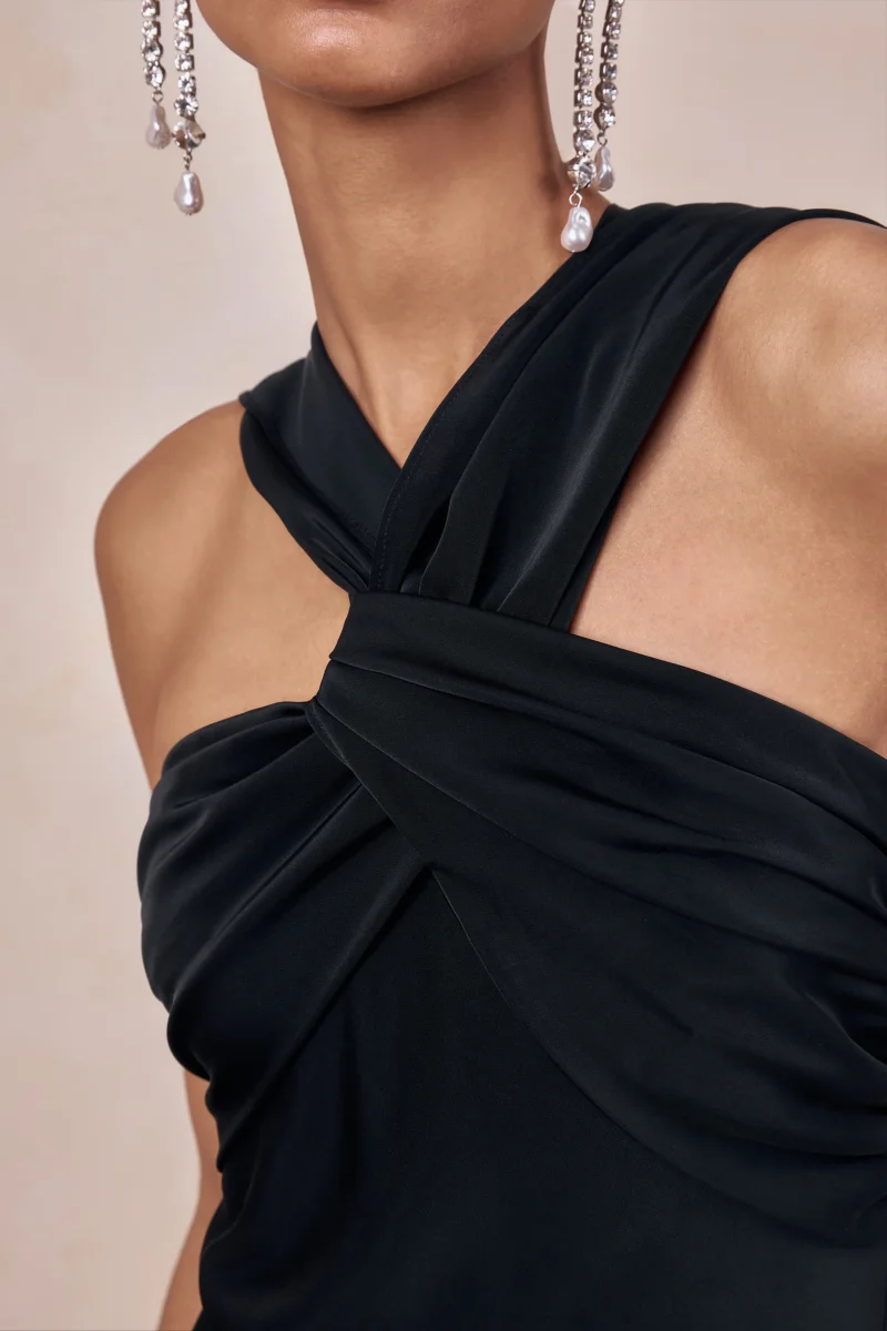 Sloane | Negro Satén Cuello Halter Vestido Largo con Capa - Imagen 8