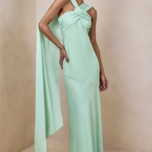 Sloane | Vestido Largo de Satén verde menta con Escote Halter y Capa