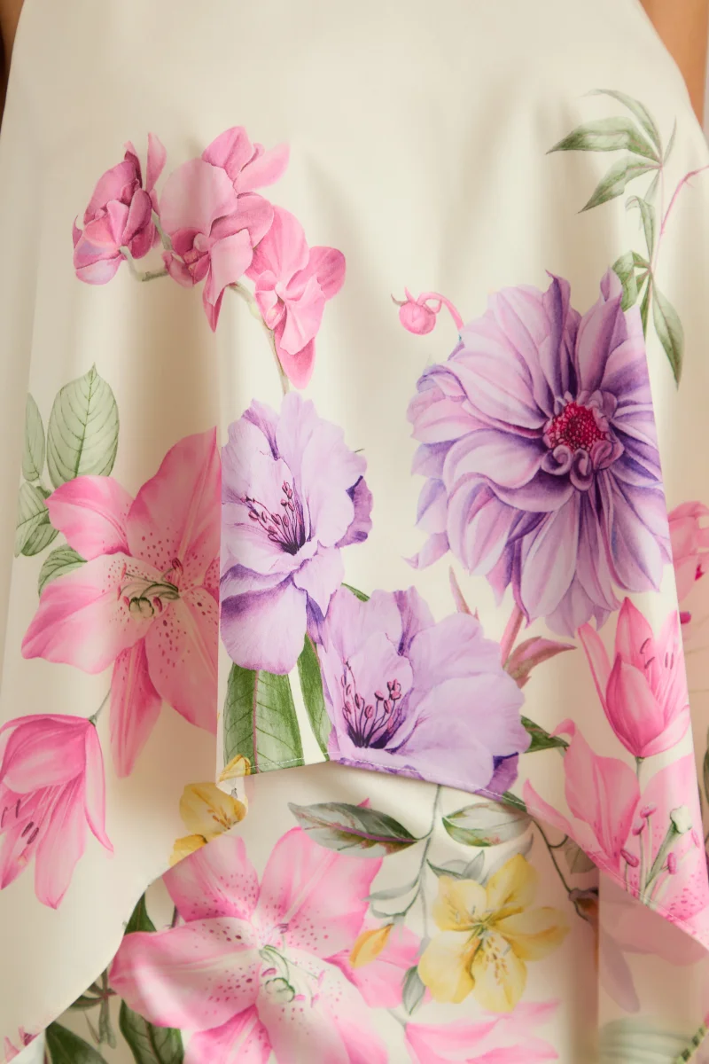 Sancelle | Top de Satén Mate con Estampado Floral de Bordes en Crema y Escote Halter - Imagen 7