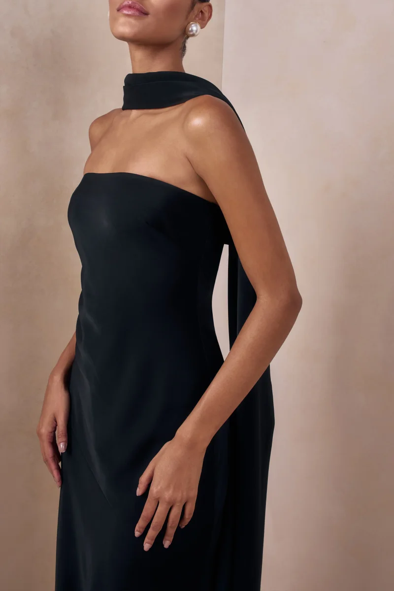 Charly | Vestido Largo Bandeau De Satén En Negro Con Detalle De Pañuelo - Imagen 4