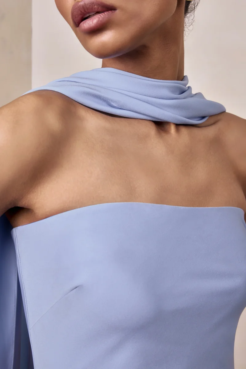 Charly | Vestido Largo Bandeau de Satén Azul pastel con Detalle de Bufanda - Imagen 7