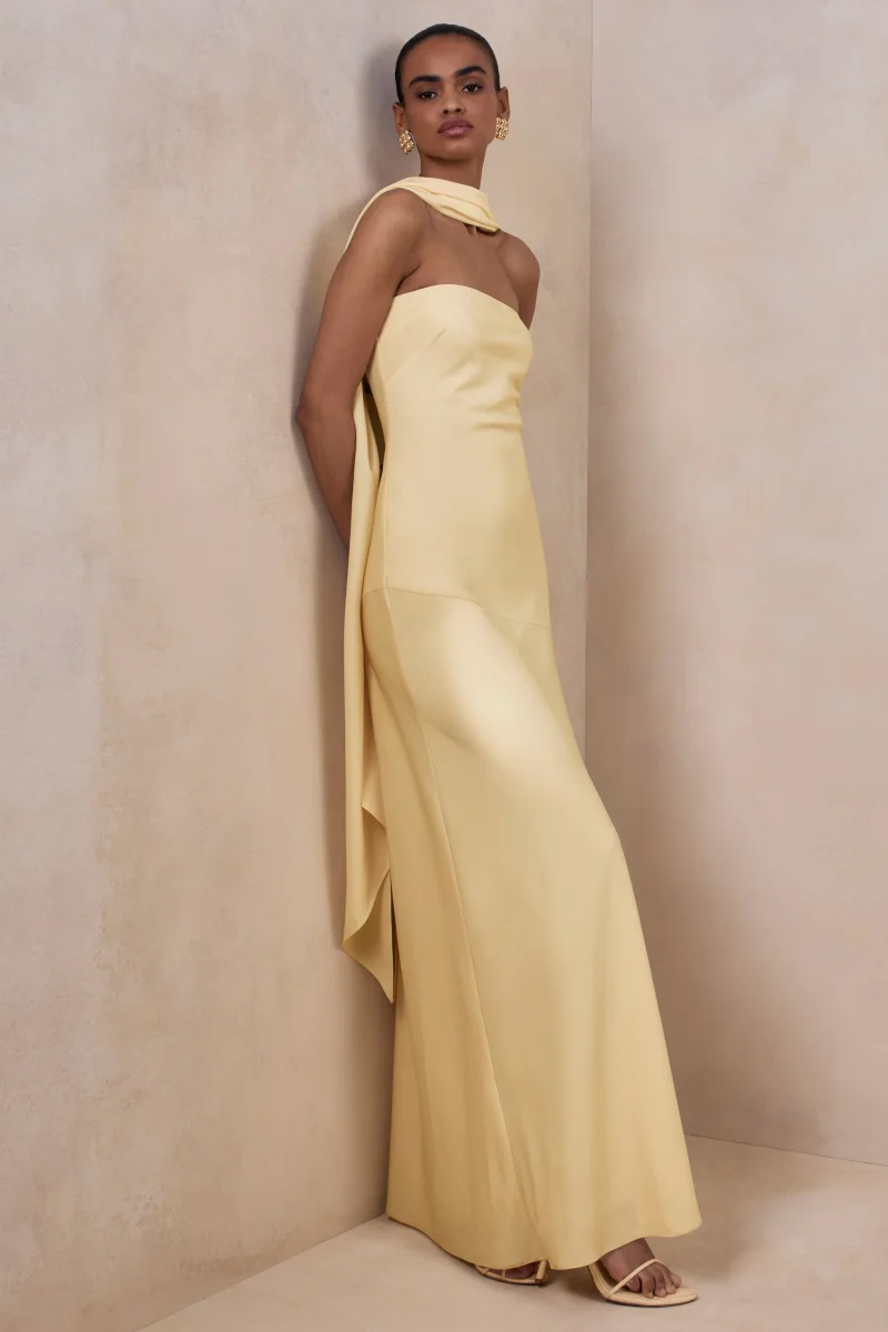 Charly | Vestido Largo Bandeau De Satén En Amarillo Limón Con Detalle De Pañuelo - Imagen 6