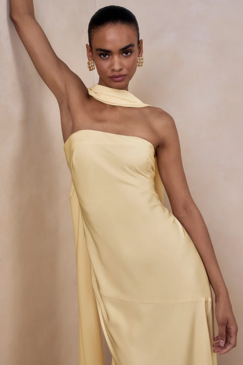 Charly | Vestido Largo Bandeau De Satén En Amarillo Limón Con Detalle De Pañuelo - Imagen 4