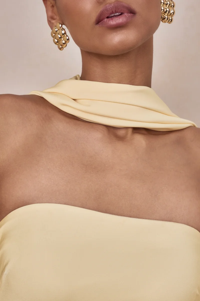 Charly | Vestido Largo Bandeau De Satén En Amarillo Limón Con Detalle De Pañuelo - Imagen 7