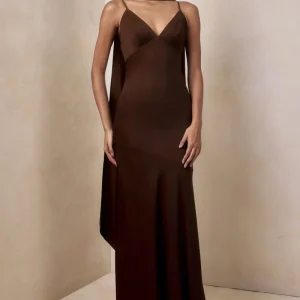 Starling | Vestido largo de satén marrón con escote pronunciado y detalle de pañuelo.