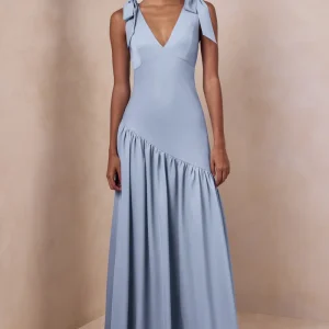 Cala | Vestido largo de satén azul empolvado con escote pronunciado y mangas con lazo