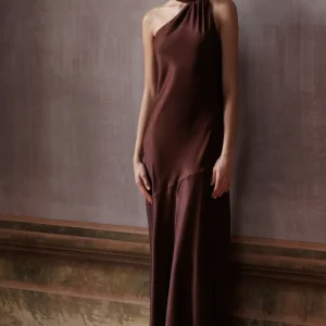 Cara | Vestido largo de satén marrón con escote alto