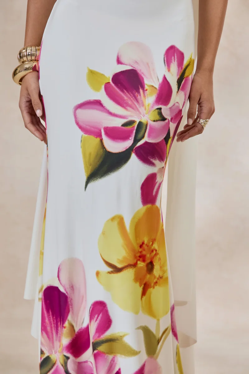 Brooke | Vestido Largo Estampado Floral Rosa Intenso Y Amarillo Limón Con Escote Bandeau Y Pañuelo - Imagen 7