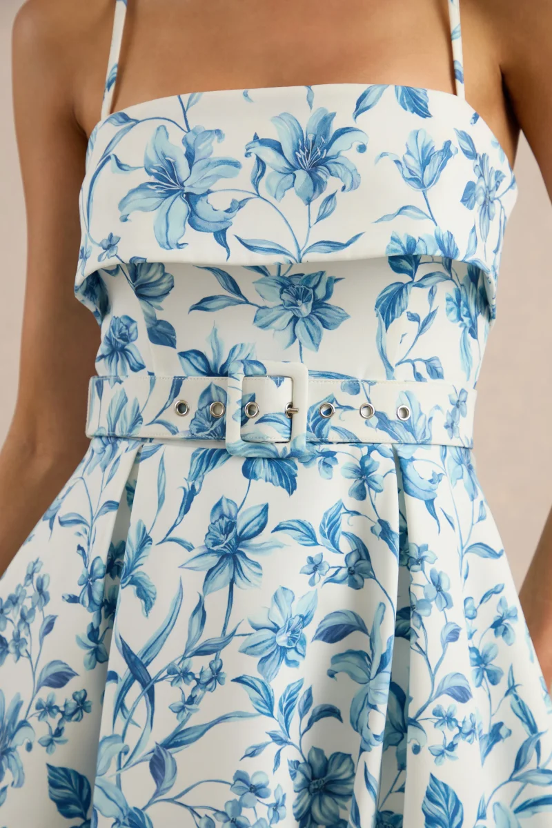 Devina | Vestido Midi Azul Con Estampado De Porcelana De Tejido Premium Con Escote Cuadrado Y Cinturón - Imagen 7