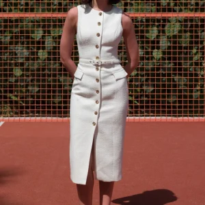 Clea | Vestido Midi Crema Con Escote Redondo, Cinturón Y Bolsillos Delanteros