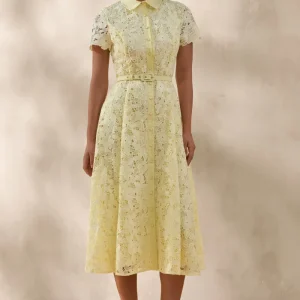 Zalie | Vestido Midi Amarillo De Encaje Con Cuello Alto Y Cinturón