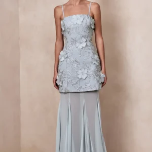 Nessa | Vestido largo azul claro con escote cuadrado, detalles florales 3D y falda transparente