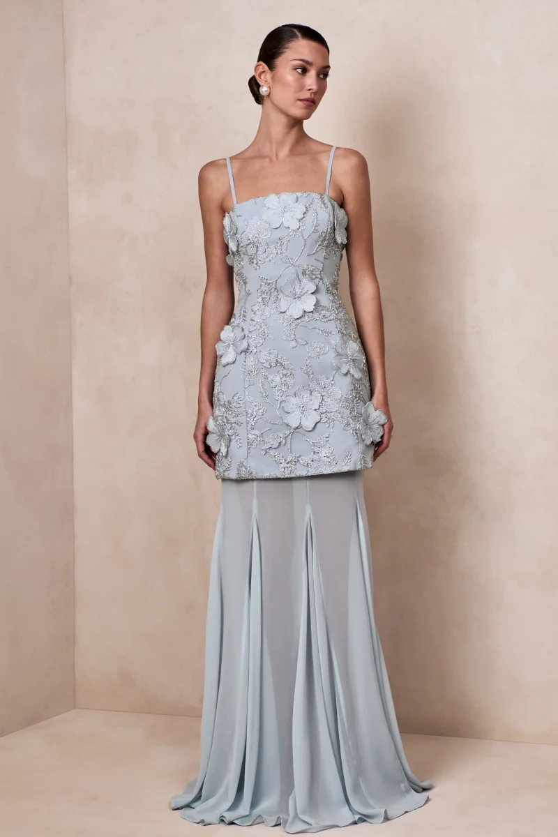 Nessa | Vestido largo azul claro con escote cuadrado, detalles florales 3D y falda transparente