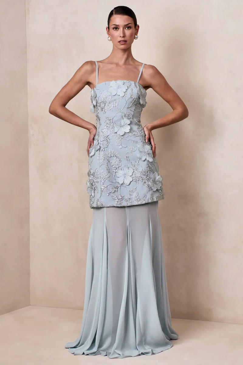 Nessa | Vestido largo azul claro con escote cuadrado, detalles florales 3D y falda transparente - Imagen 5