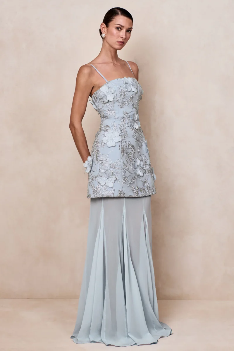 Nessa | Vestido largo azul claro con escote cuadrado, detalles florales 3D y falda transparente - Imagen 6