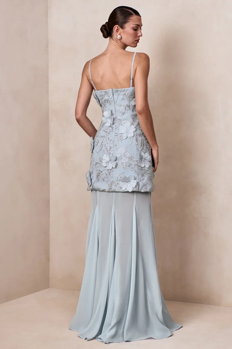 Nessa | Vestido largo azul claro con escote cuadrado, detalles florales 3D y falda transparente - Imagen 3