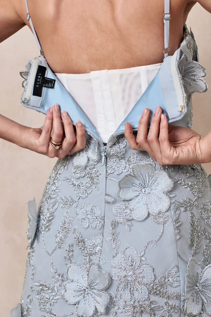 Nessa | Vestido largo azul claro con escote cuadrado, detalles florales 3D y falda transparente - Imagen 7