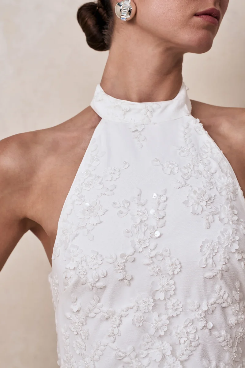 Penelope | Vestido Corto Blanco Con Adornos Y Cuello Alto - Imagen 8